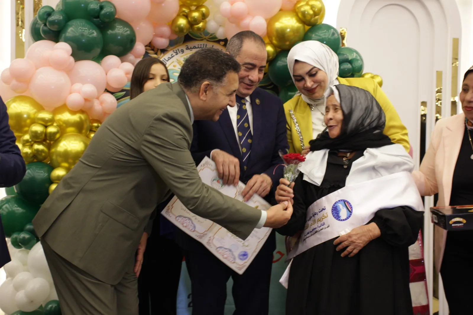 محافظ القليوبية يشارك في تكريم 120 أماً مثالية بشبرا الخيمة ضمن احتفالية "نهر الخير.. أمي" محافظ القليوبية يشارك في تكريم 120 أماً مثالية بشبرا الخيمة ضمن احتفالية "نهر الخير.. أمي"