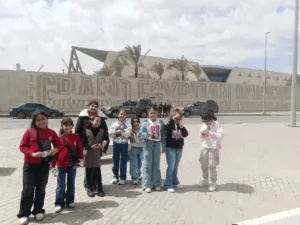 طلاب الشبان العالمية ببنها يزورون المتحف المصري الكبير في رحلة تعليمية مميزة