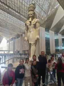 طلاب الشبان العالمية ببنها يزورون المتحف المصري الكبير في رحلة تعليمية مميزة