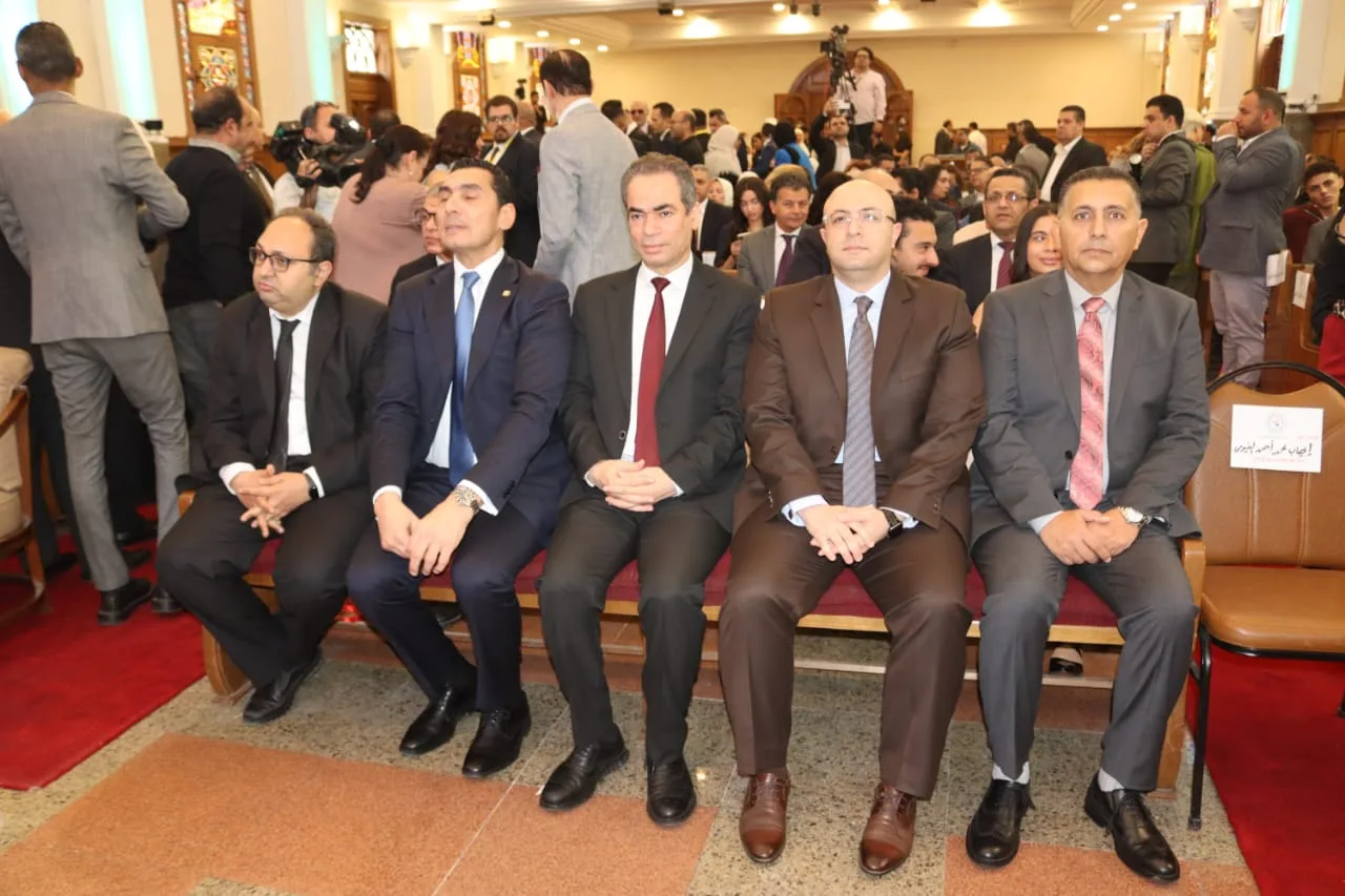 محافظ القليوبية يشارك في احتفالات عيد القيامة المجيد بالكنيسة الإنجيلية بمصر الجديدة محافظ القليوبية يشارك في احتفالات عيد القيامة المجيد بالكنيسة الإنجيلية بمصر الجديدة