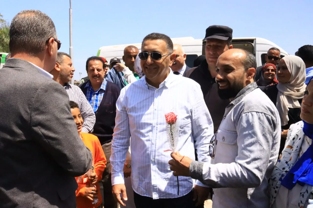 جولة ميدانية لمحافظ القليوبية بالقناطر الخيرية لمشاركة المواطنين أجواء شم النسيم