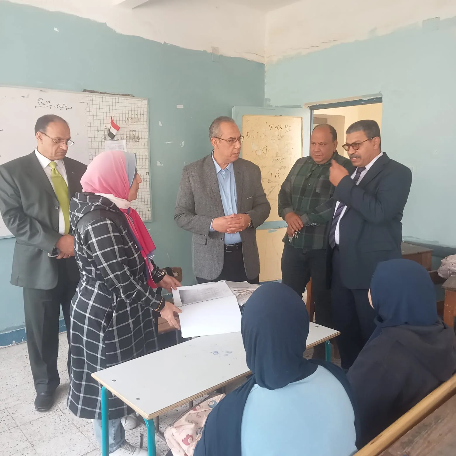 ضبط الأداء من الميدان.. مدير تعليم القليوبية يفاجئ مدارس شبين القناطر بجولة لتعزيز الانضباط وجودة التعليم