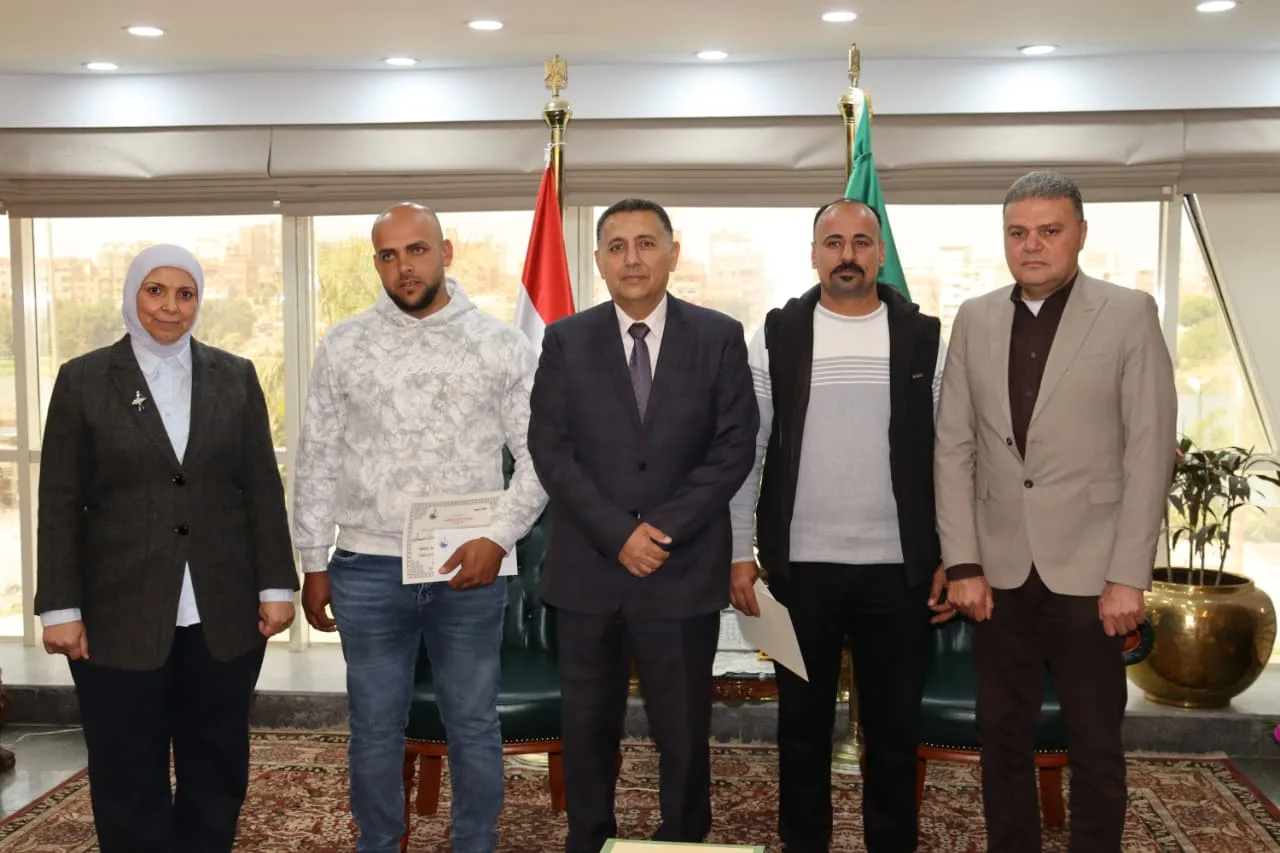 من قلب النيران إلى منصة التكريم.. محافظ القليوبية يحتفي بأبطال أنقذوا مصانع القناطر من كارثة