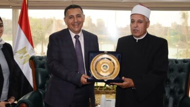 مسيرة عطاء تُتوَّج بالتكريم.. محافظ القليوبية يودّع رئيس المنطقة الأزهرية بدرع المحافظة مسيرة عطاء تُتوَّج بالتكريم.. محافظ القليوبية يودّع رئيس المنطقة الأزهرية بدرع المحافظة