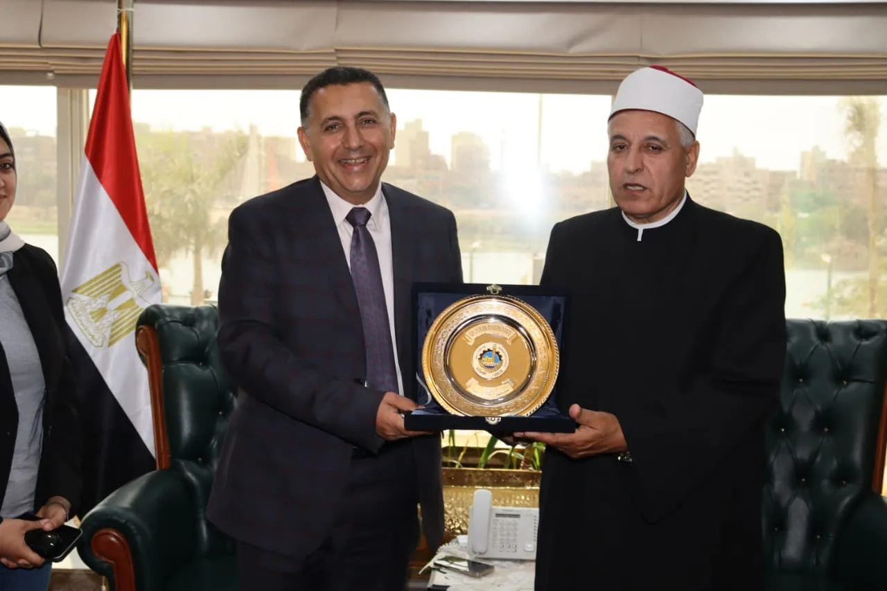 مسيرة عطاء تُتوَّج بالتكريم.. محافظ القليوبية يودّع رئيس المنطقة الأزهرية بدرع المحافظة