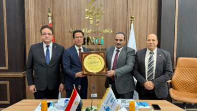 مجلس جامعة بنها الأهلية يكرم رئيس الجامعة الحكومية