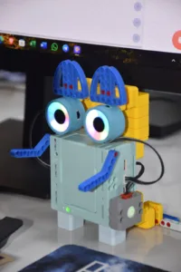 طلاب الشبان يبدعون داخل مركز الذكاء الاصطناعي والتحول الرقمي.. تجربة تعليمية تصنع قادة المستقبل