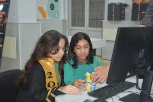 طلاب الشبان يبدعون داخل مركز الذكاء الاصطناعي والتحول الرقمي.. تجربة تعليمية تصنع قادة المستقبل