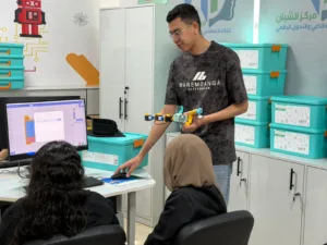 طلاب الشبان يبدعون داخل مركز الذكاء الاصطناعي والتحول الرقمي.. تجربة تعليمية تصنع قادة المستقبل