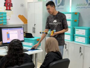 طلاب الشبان يبدعون داخل مركز الذكاء الاصطناعي والتحول الرقمي.. تجربة تعليمية تصنع قادة المستقبل