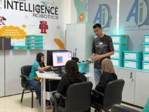 طلاب الشبان يبدعون داخل مركز الذكاء الاصطناعي والتحول الرقمي.. تجربة تعليمية تصنع قادة المستقبل