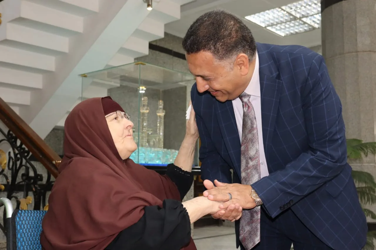 محافظ القليوبية يفتح بابه للحالات الإنسانية ويوجه بدعم عاجل لثلاث أسر من الأولى بالرعاية محافظ القليوبية يفتح بابه للحالات الإنسانية ويوجه بدعم عاجل لثلاث أسر من الأولى بالرعاية
