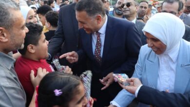 فرحة العيد تملأ كورنيش بنها.. محافظ القليوبية يوزع الورود والهدايا على الأطفال والأسر فرحة العيد تملأ كورنيش بنها.. محافظ القليوبية يوزع الورود والهدايا على الأطفال والأسر