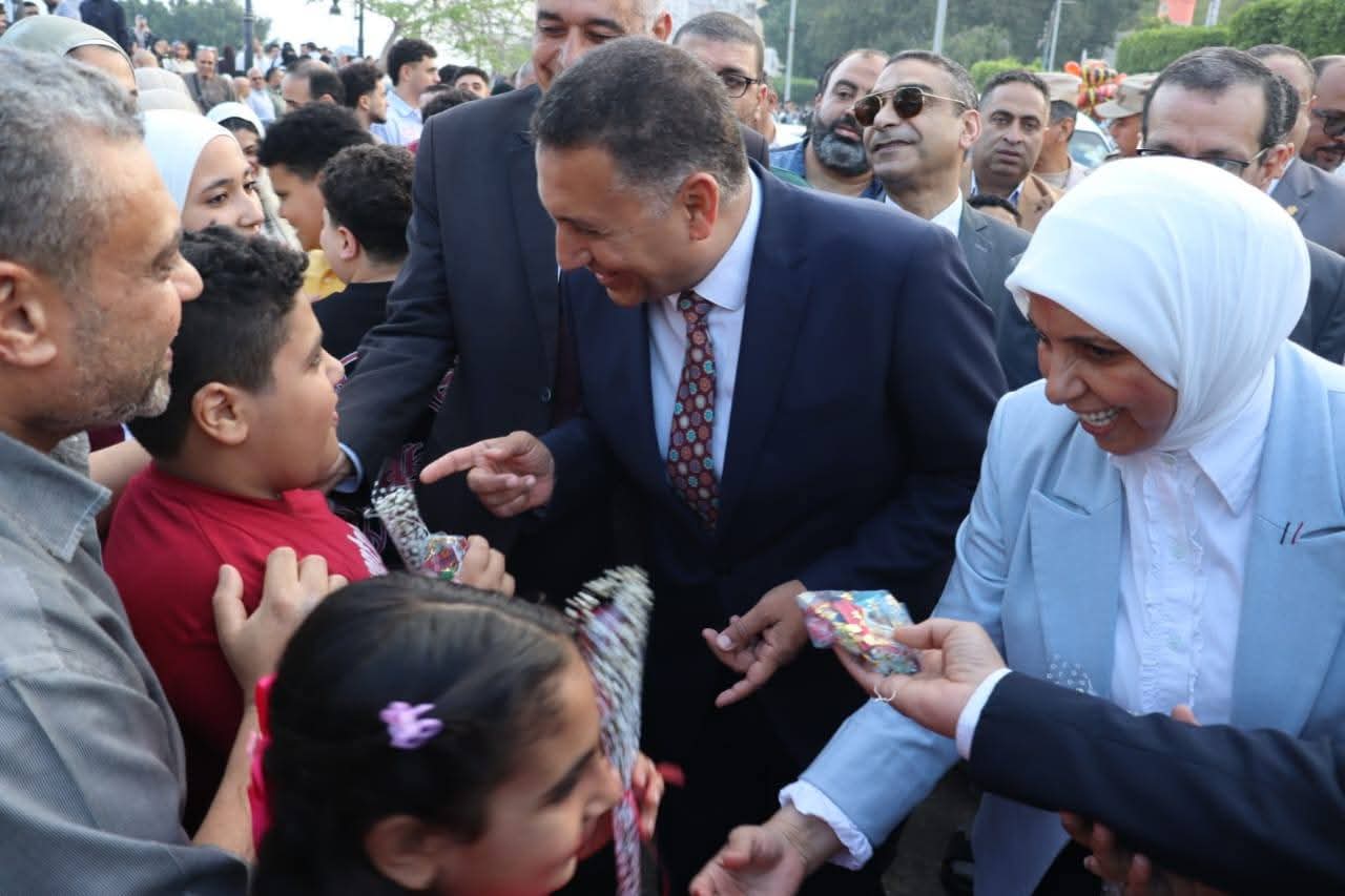 فرحة العيد تملأ كورنيش بنها.. محافظ القليوبية يوزع الورود والهدايا على الأطفال والأسر