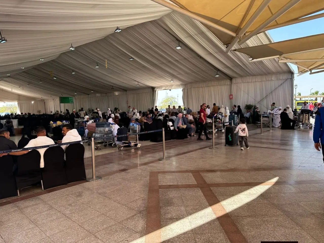 وسط فرحة عارمة.. بدء تفويج حجاج القرعة إلى مكة المكرمة لأداء مناسك الحج