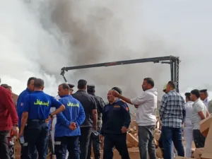 الدخان يملأ سماء قليوب.. ارتفاع مصابي حريق مخازن “أبو حوا” إلى 12 حالة واستمرار جهود السيطرة على النيران