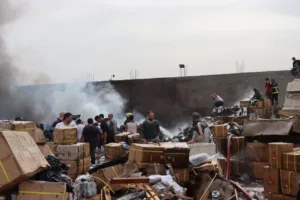 محافظ القليوبية ومدير الأمن يتابعان ميدانياً جهود السيطرة على حريق مخازن "أبو حوا" بقليوب