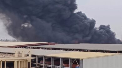 النيران تشتعل داخل مخزن موتوسيكلات ضخم في قليوب والدفع بسيارات إطفاء للسيطرة على الحريق