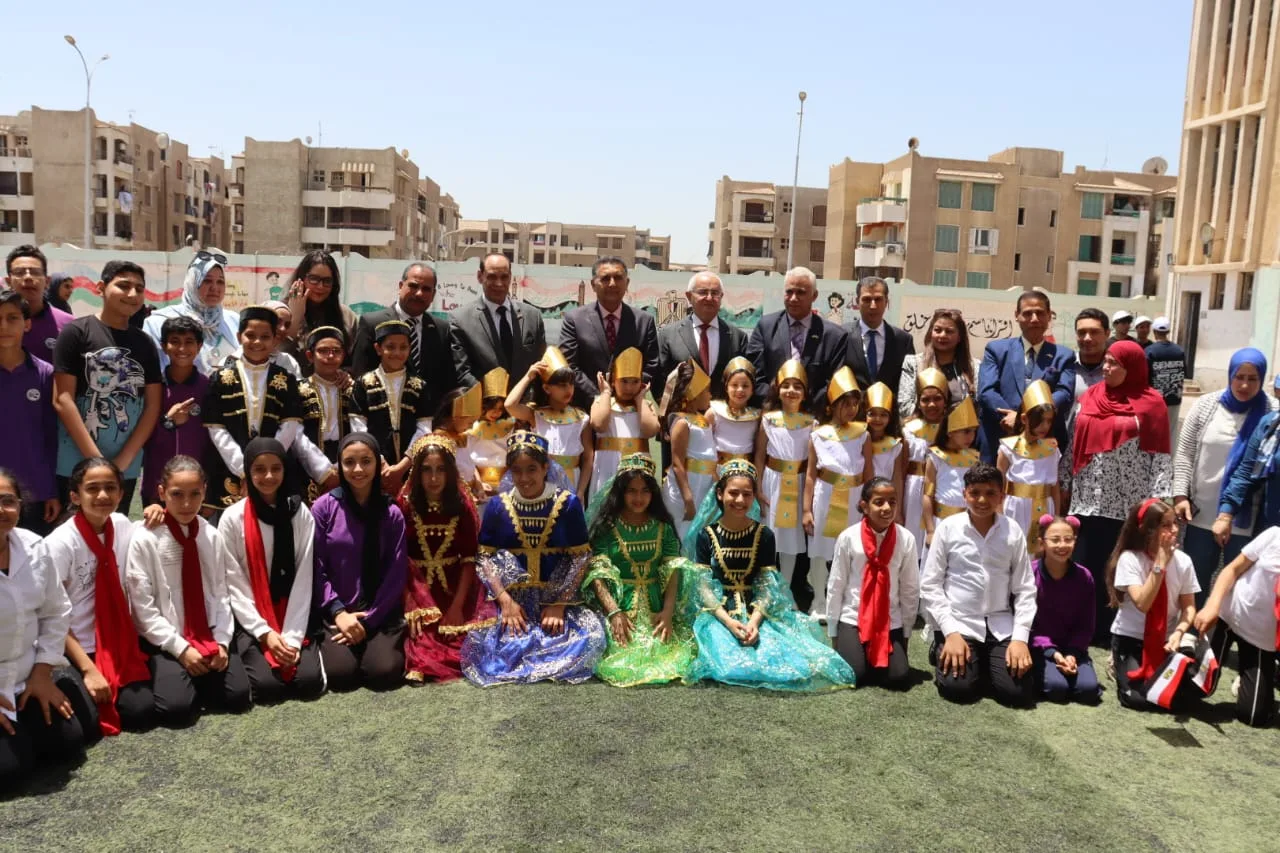 محافظ القليوبية وسفير أذربيجان في جولة بمدرسة الصداقة بالعبور.. دعم تعليمي وتكنولوجي يعزز الشراكة بين البلدين