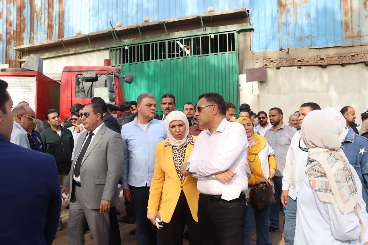 محافظ القليوبية ومدير الأمن يتابعان السيطرة على حريق بـ3 منشآت صناعية بالقناطر الخيرية