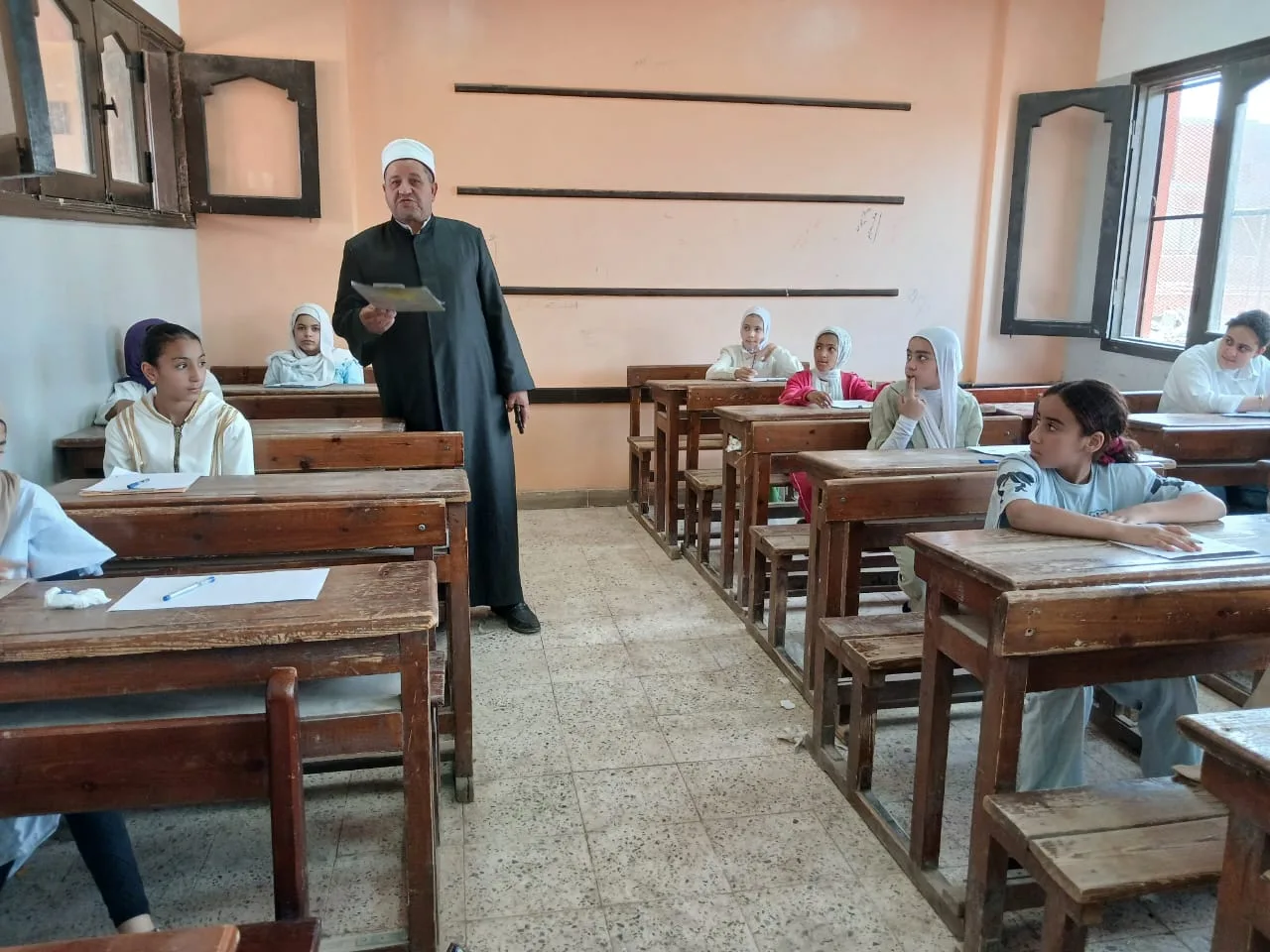 جولة ميدانية مكثفة لمتابعة امتحانات الشهادتين الابتدائية والإعدادية الأزهرية بالقليوبية وضمان الانضباط داخل اللجان