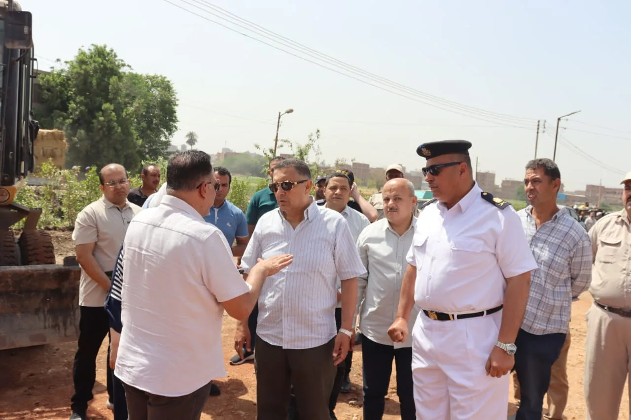 محافظ القليوبية يضرب بيد من حديد.. إزالة جمالون مخالف على 4000 متر وإحالة المتعدين للنيابة