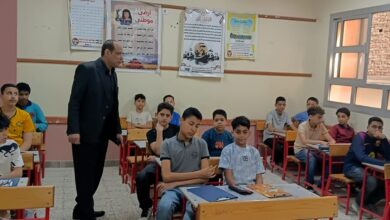 ضبط اللجان أولًا.. وكيل تعليم القليوبية يُحيل مسؤولًا للتحقيق خلال جولة مفاجئة ببنها