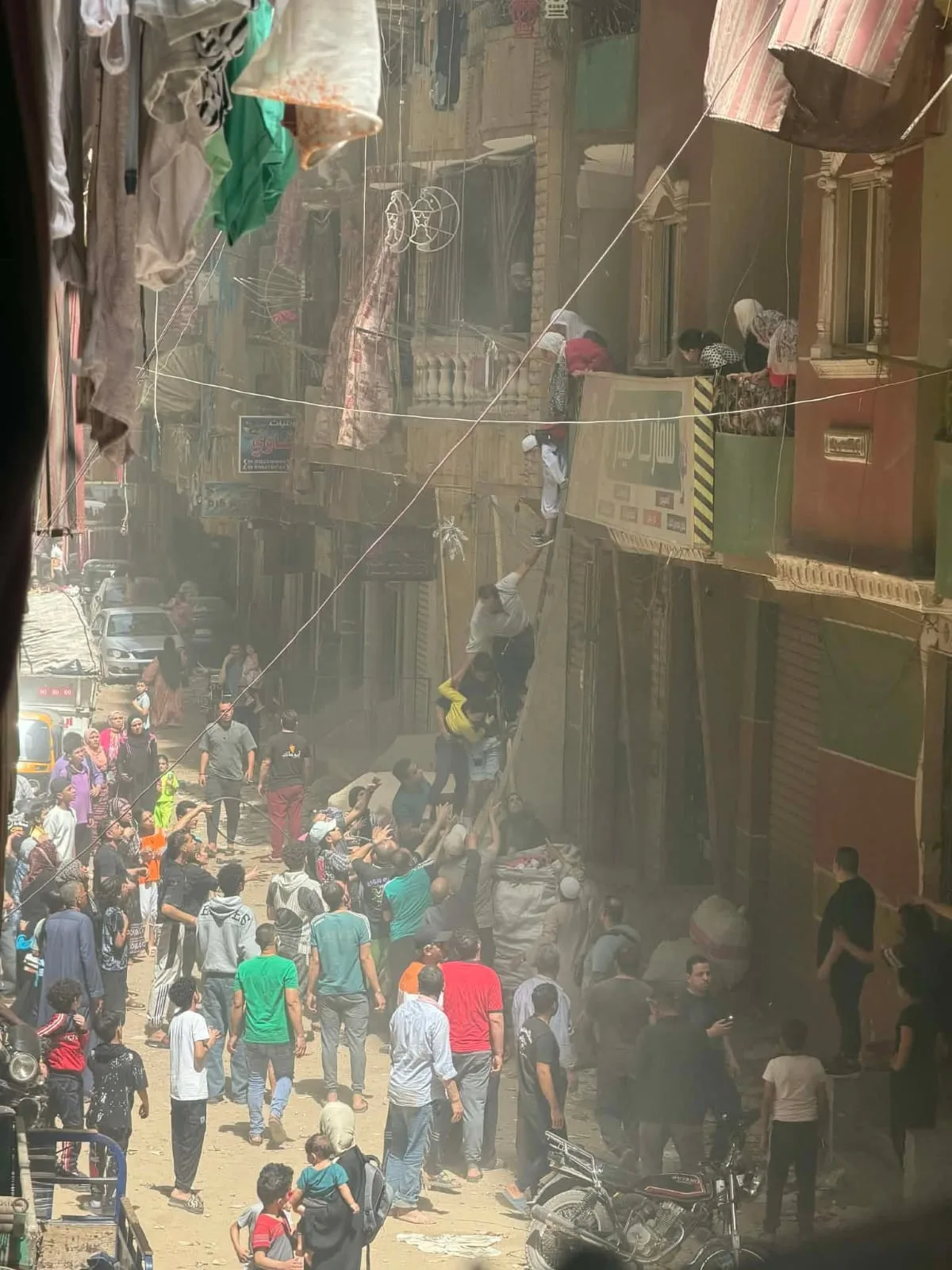 أهالي شبرا الخيمة يسطرون ملحمة إنقاذ.. إخلاء عشرات الأطفال من حضانة بعد حريق مصعد بأرض الحافي