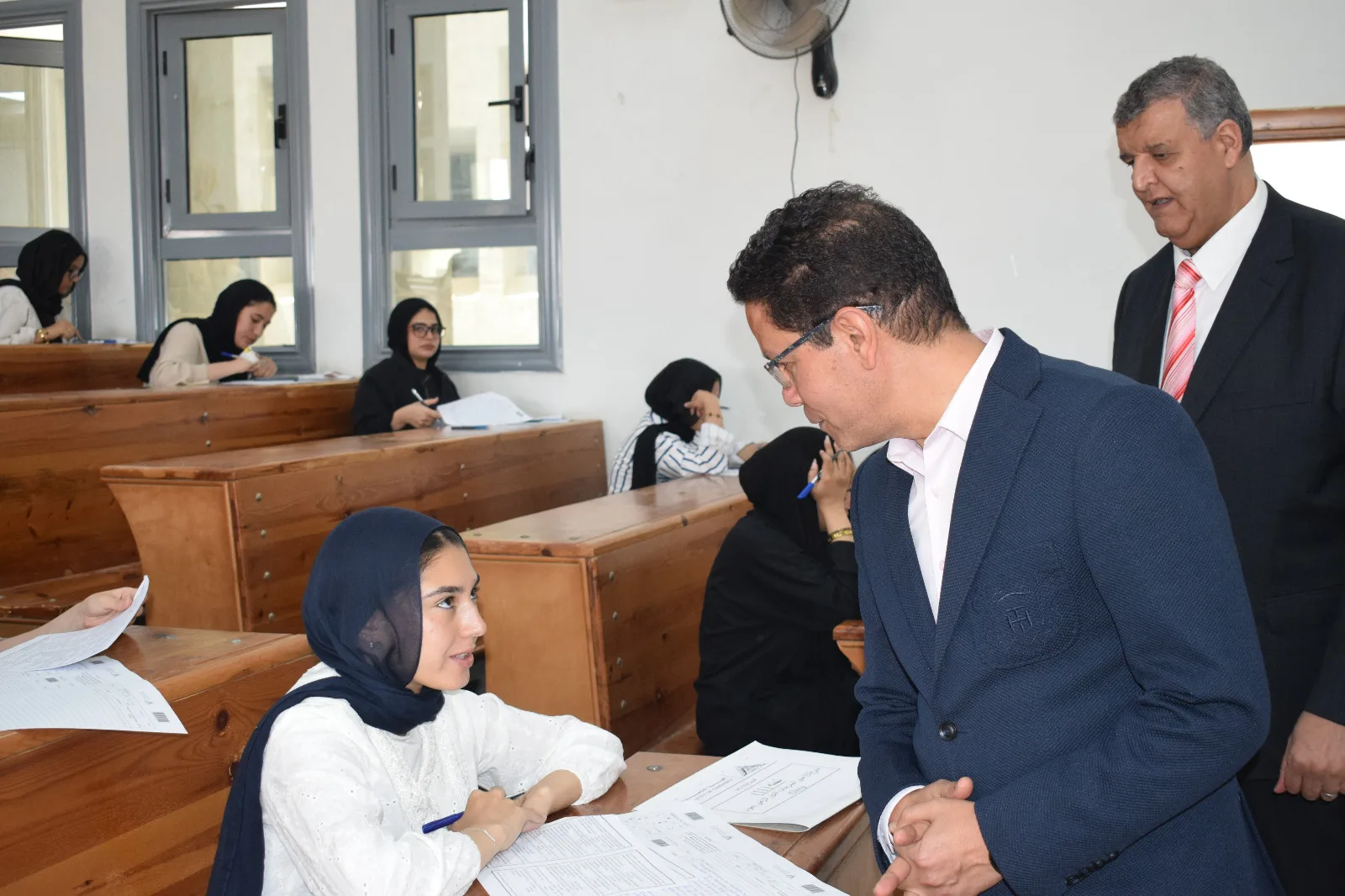 رئيس جامعة بنها يتفقد سير الامتحانات بكلية التجارة بمقر الجامعة بالعبور رئيس جامعة بنها يتفقد سير الامتحانات بكلية التجارة بمقر الجامعة بالعبور