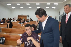 رئيس جامعة بنها يتفقد سير الامتحانات بكلية التجارة بمقر الجامعة بالعبور