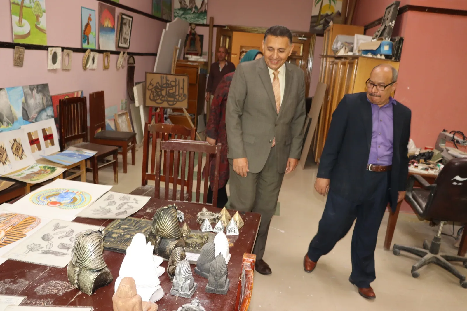 محافظ القليوبية يتفقد مكتبة مصر العامة ببنها لتعزيز الوعي الثقافي وتنمية مهارات النشء محافظ القليوبية يتفقد مكتبة مصر العامة ببنها لتعزيز الوعي الثقافي وتنمية مهارات النشء