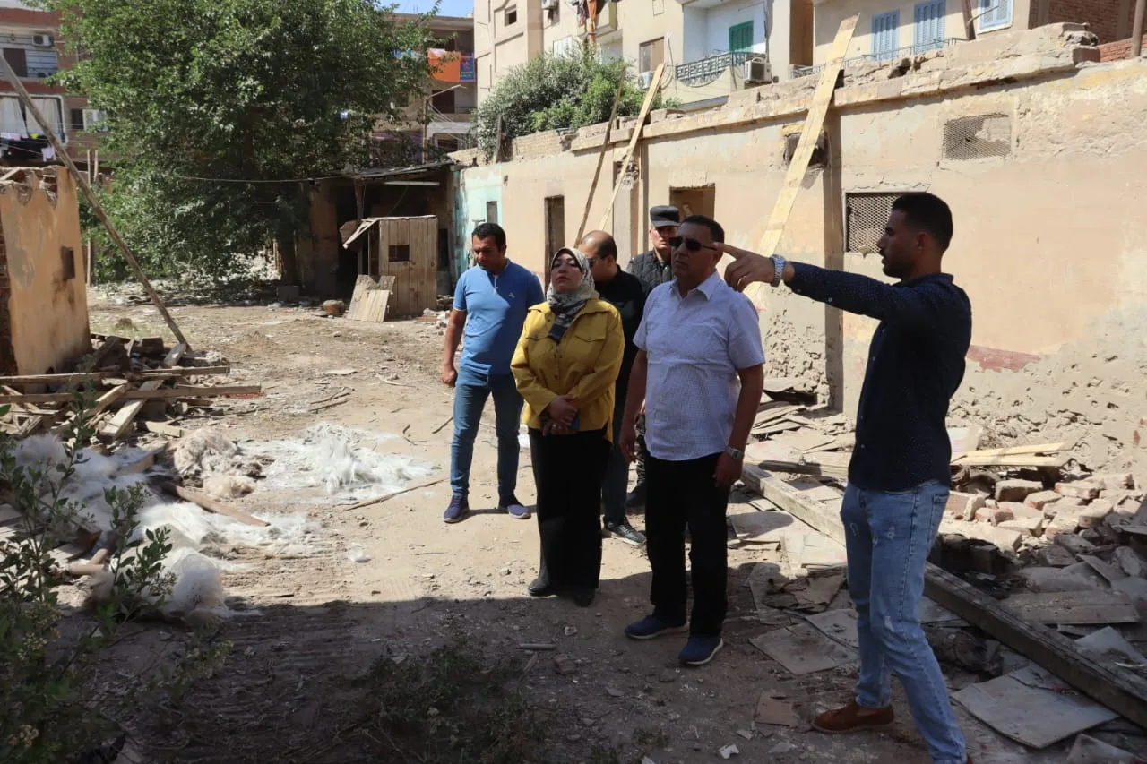 استجابة عاجلة من محافظ القليوبية.. تفقد ميداني لأعمال هدم مدخنة شركة قها وطمأنة للأهالي بشأن السلامة استجابة عاجلة من محافظ القليوبية.. تفقد ميداني لأعمال هدم مدخنة شركة قها وطمأنة للأهالي بشأن السلامة