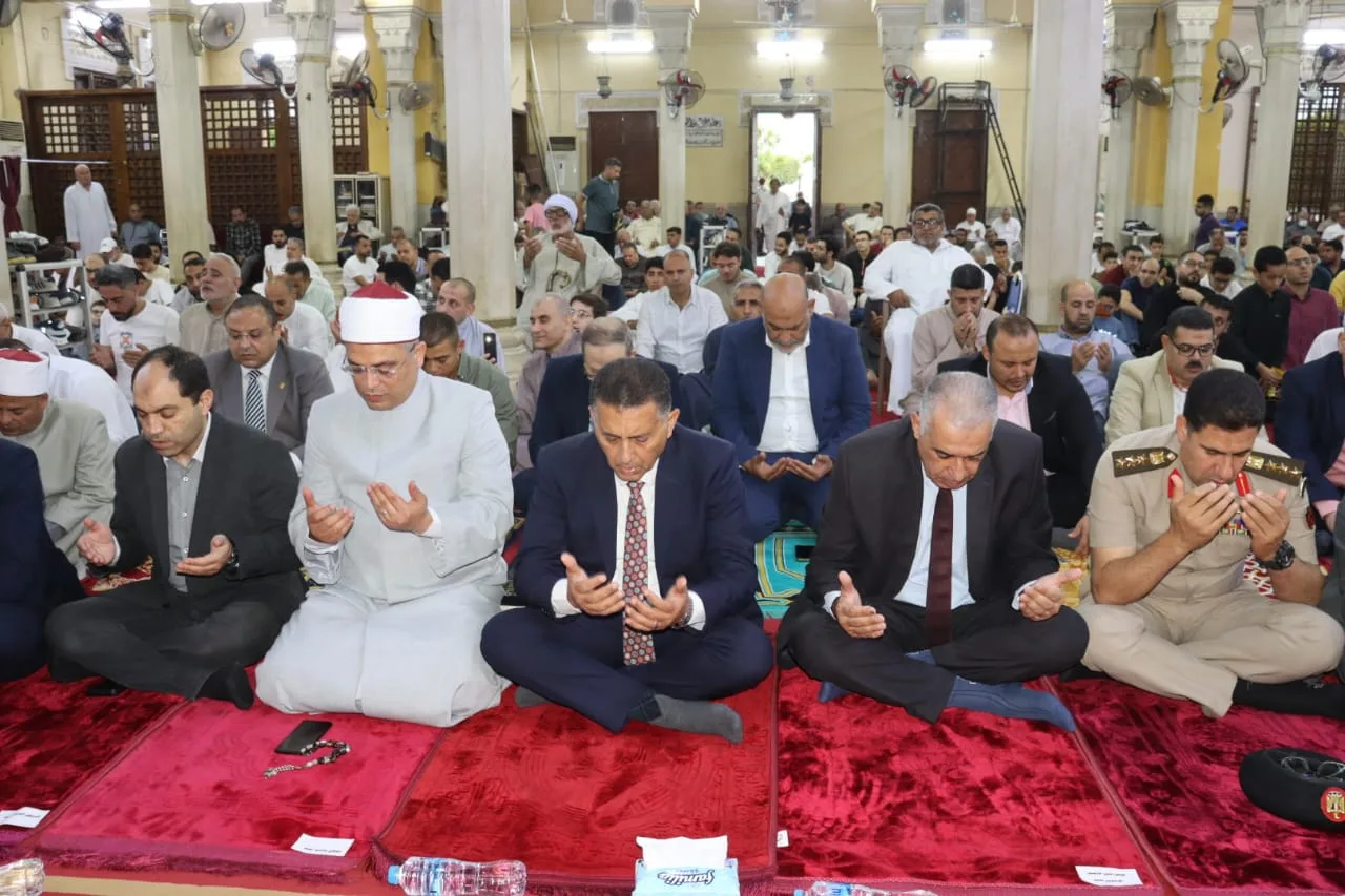عيد الأضحى يوحّد القلوب في بنها.. محافظ القليوبية يؤدي الصلاة وسط آلاف المواطنين بمسجد ناصر عيد الأضحى يوحّد القلوب في بنها.. محافظ القليوبية يؤدي الصلاة وسط آلاف المواطنين بمسجد ناصر