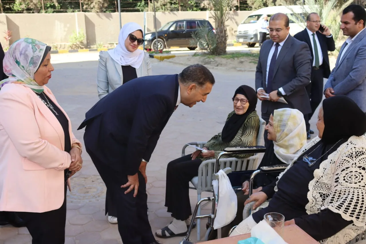 محافظ القليوبية يشارك نزيلات دار الصديق للمسنات بالعبور احتفالات عيد الأضحى ويؤكد دعم كبار السن