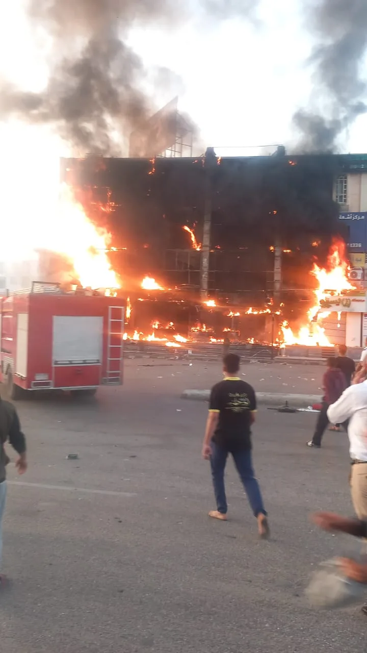 السيطرة على حريق مطعم بالعبور وإصابة 3 أشخاص بحالات اختناق السيطرة على حريق مطعم بالعبور وإصابة 3 أشخاص بحالات اختناق