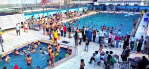 مفيش مكان ...إقبال كبير على حمام السباحة بمركز شباب قليوب ضمن مبادرة «العيد أحلى "