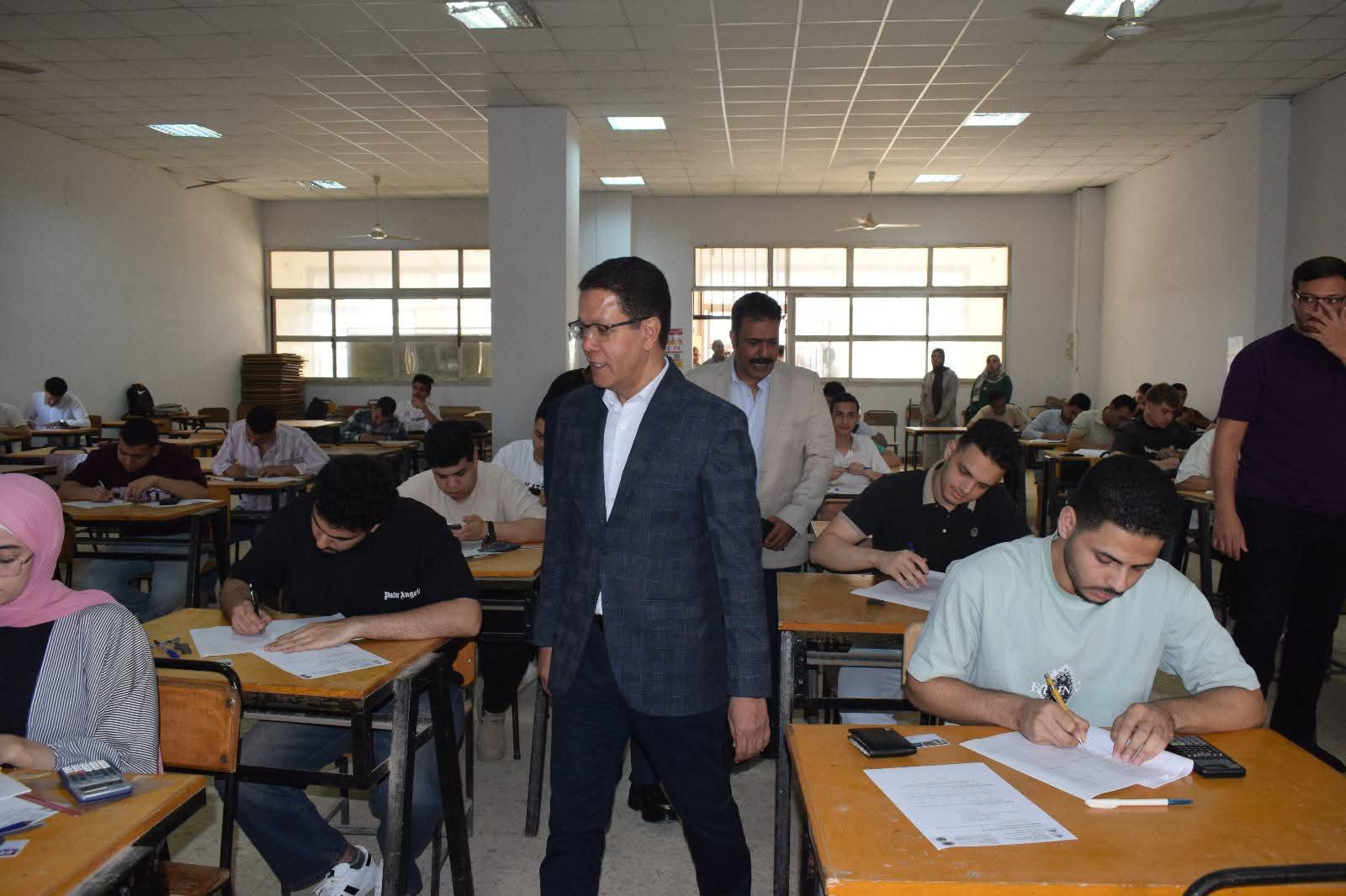 رئيس جامعة بنها يتفقد امتحانات كليات العلاج الطبيعي والعلوم والهندسة ويشدد على الانضباط