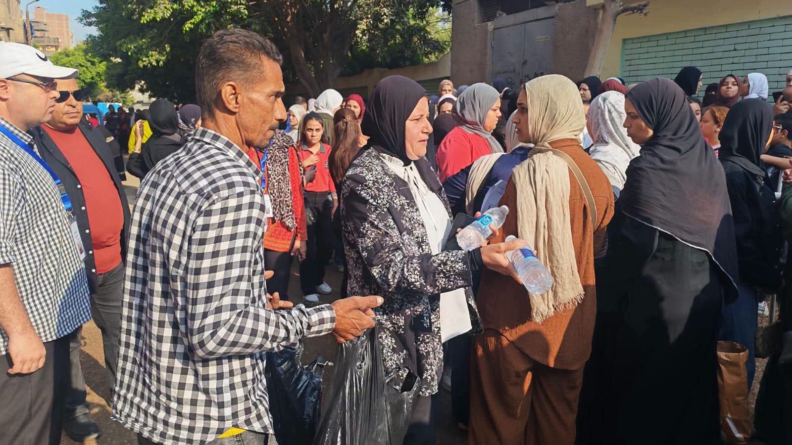 المياه والعصائر في استقبال الطلاب.. رئيس مدينة شبرا الخيمة تساند طلاب الثانوية العامة قبل دخول اللجان المياه والعصائر في استقبال الطلاب.. رئيس مدينة شبرا الخيمة تساند طلاب الثانوية العامة قبل دخول اللجان