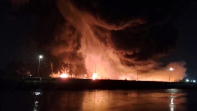 15 سيارة إطفاء و3 إسعافات لمواجهة حريق هائل داخل مصنع بأبو زعبل