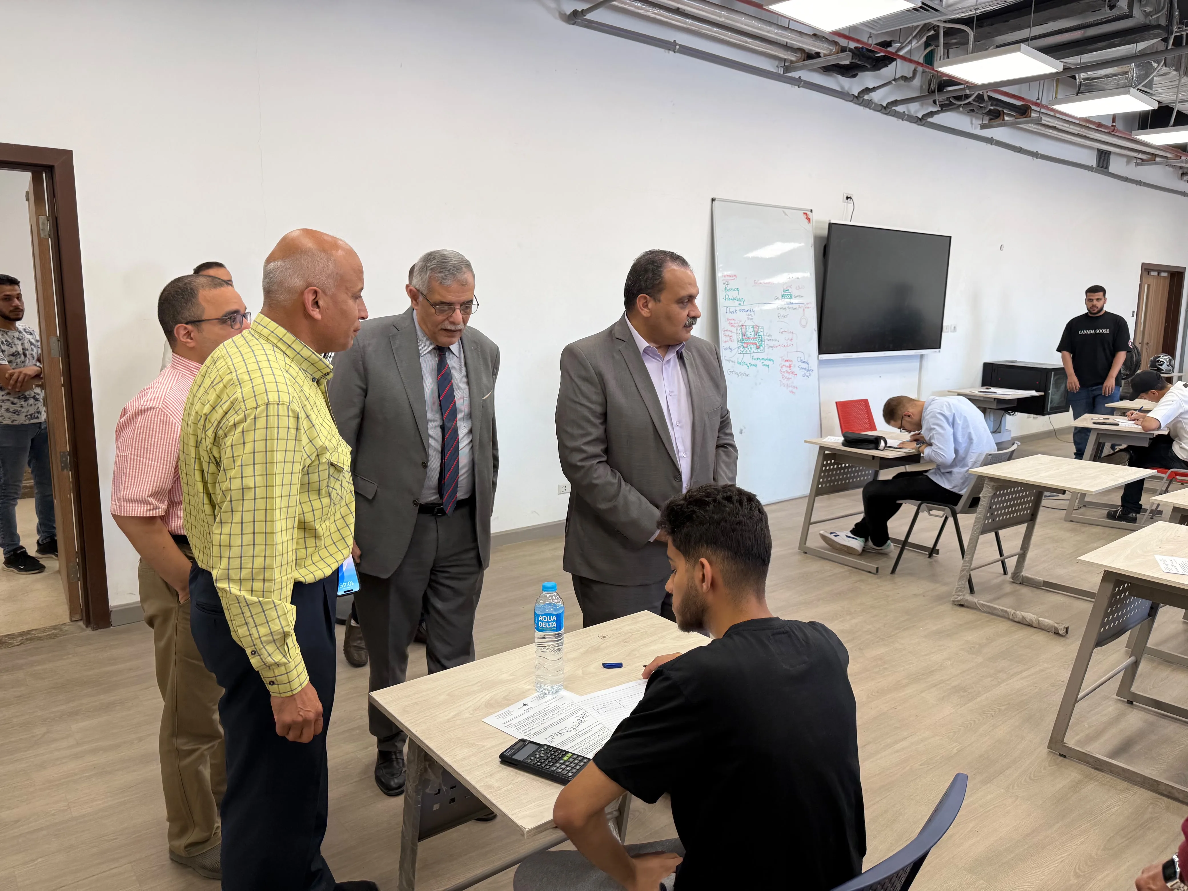 رئيس جامعة بنها الأهلية ونائبه يتفقدان امتحانات نهاية العام بعدد من الكليات