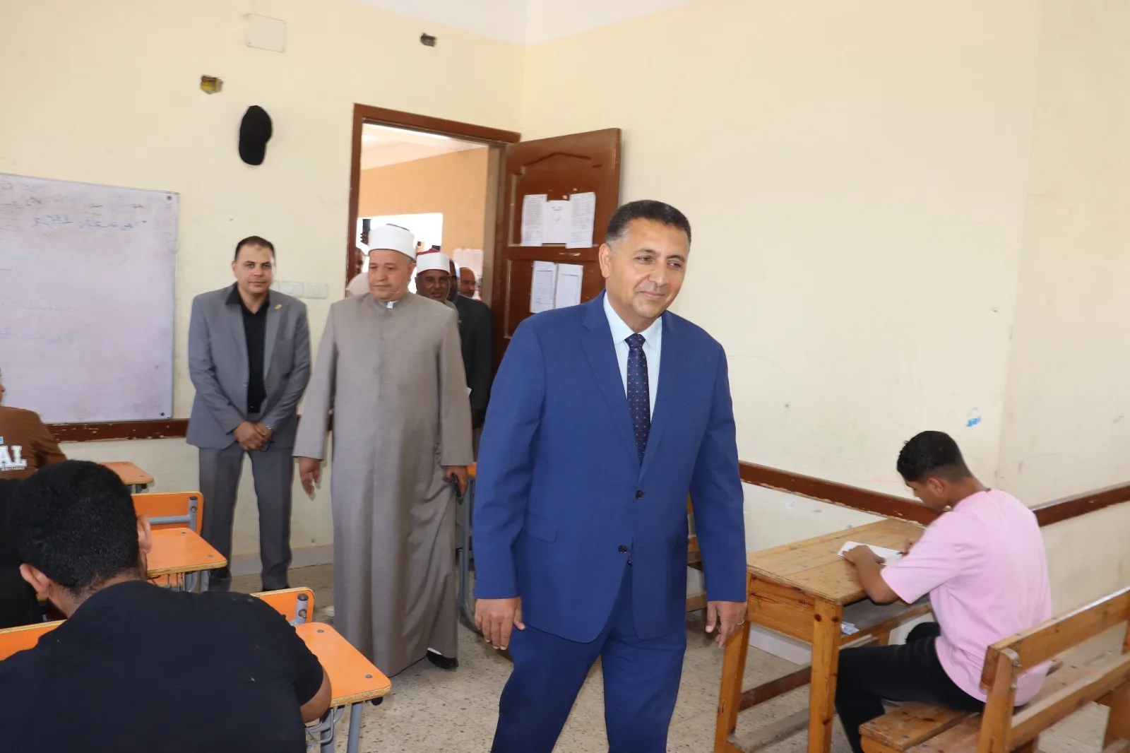 استبعاد رئيس لجنة وإحالة المراقب الأول للتحقيق بعد تداول ورقة امتحان اللغة العربية بالقليوبية استبعاد رئيس لجنة وإحالة المراقب الأول للتحقيق بعد تداول ورقة امتحان اللغة العربية بالقليوبية
