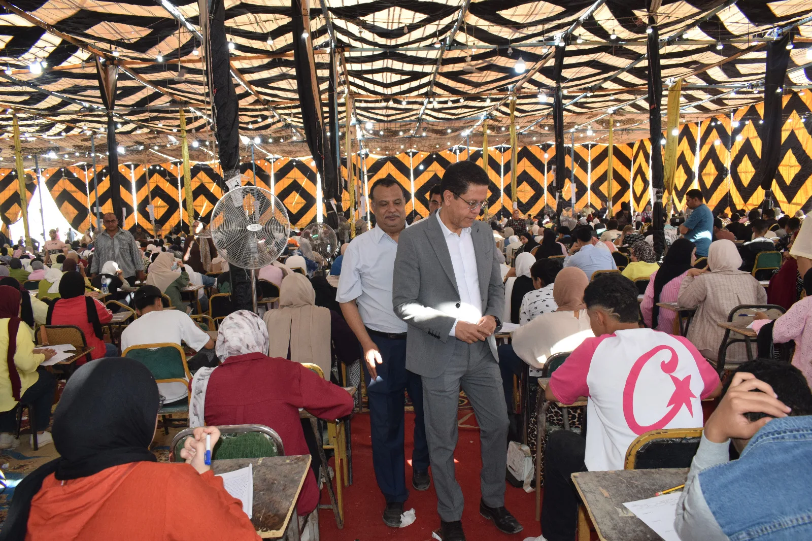 رئيس جامعة بنها يتابع امتحانات كلية التربية ويؤكد توفير الأجواء المناسبة والانضباط داخل اللجان