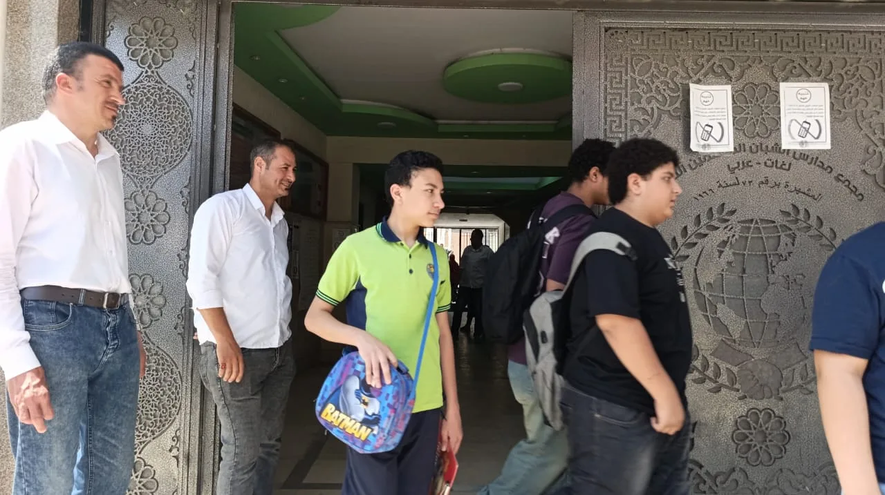 العلوم تربك طلاب الإعدادية بالقليوبية.. أسئلة فهم وتحليل تُحدث جدلًا داخل اللجان العلوم تربك طلاب الإعدادية بالقليوبية.. أسئلة فهم وتحليل تُحدث جدلًا داخل اللجان