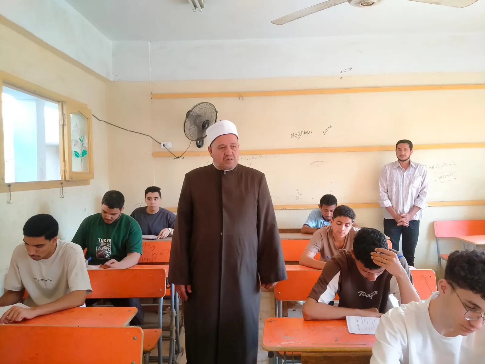 متابعة ميدانية لامتحانات الثانوية الأزهرية بالقليوبية.. رئيس المنطقة يتفقد لجنة قليوب المشتركة متابعة ميدانية لامتحانات الثانوية الأزهرية بالقليوبية.. رئيس المنطقة يتفقد لجنة قليوب المشتركة