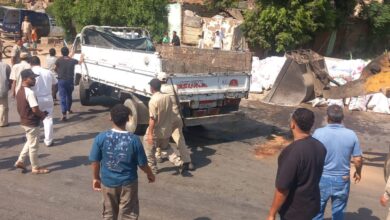 انقلاب سيارة محملة بالزجاج أمام مستشفى طوخ دون إصابات ورفع آثار الحادث لإعادة الحركة المرورية
