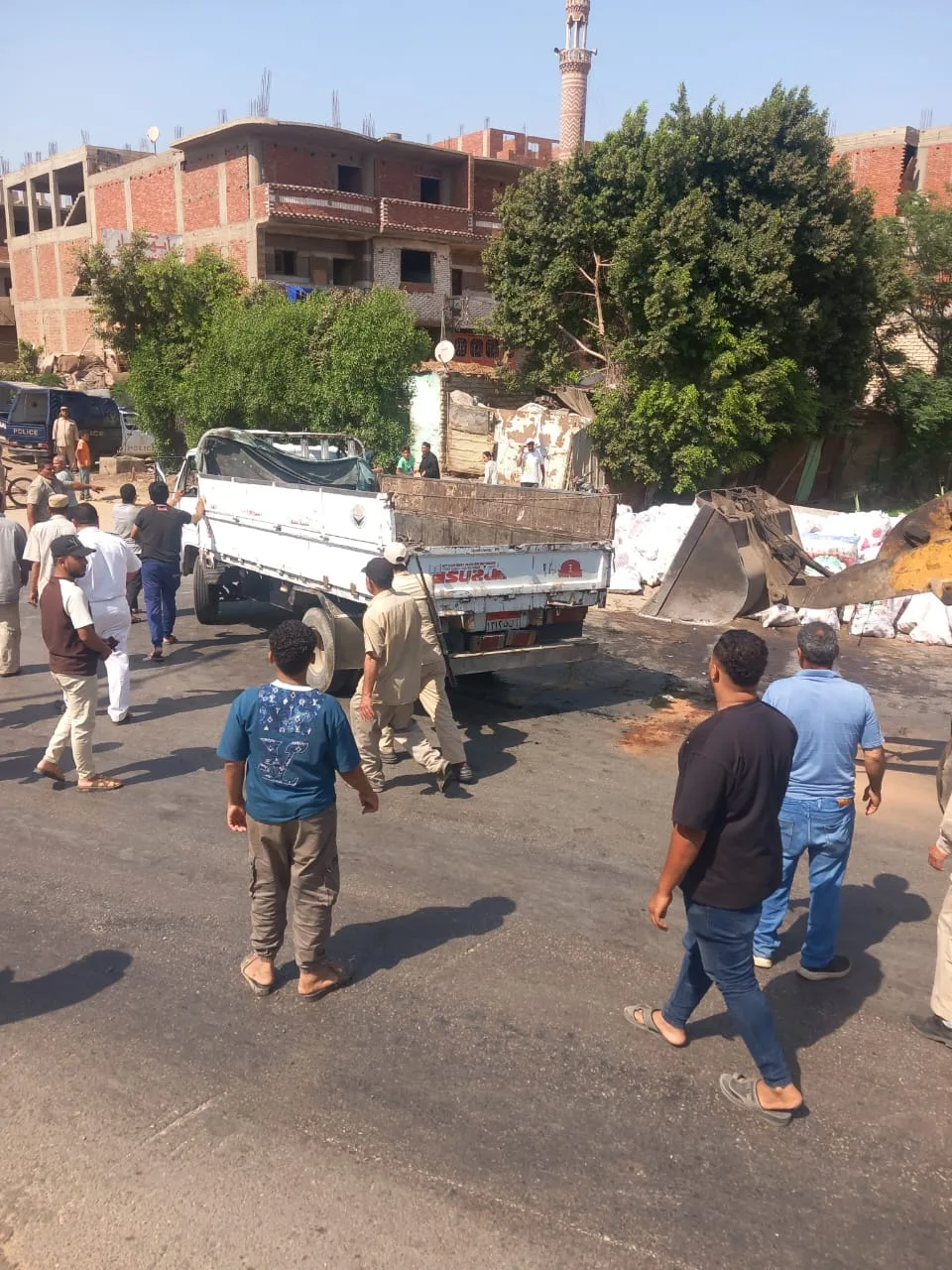 انقلاب سيارة محملة بالزجاج أمام مستشفى طوخ دون إصابات ورفع آثار الحادث لإعادة الحركة المرورية انقلاب سيارة محملة بالزجاج أمام مستشفى طوخ دون إصابات ورفع آثار الحادث لإعادة الحركة المرورية