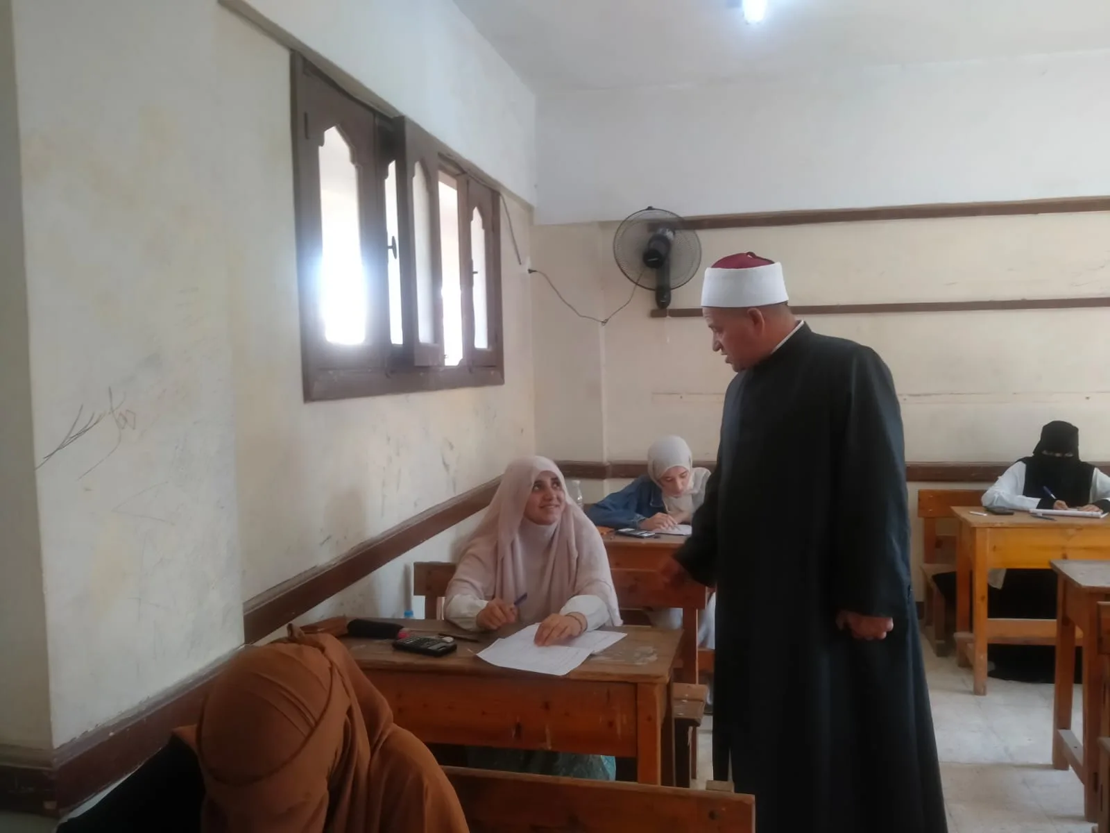 متابعة ميدانية لامتحان الفيزياء.. رئيس القليوبية الأزهرية يتفقد لجان الخانكة وشبين القناطر متابعة ميدانية لامتحان الفيزياء.. رئيس القليوبية الأزهرية يتفقد لجان الخانكة وشبين القناطر