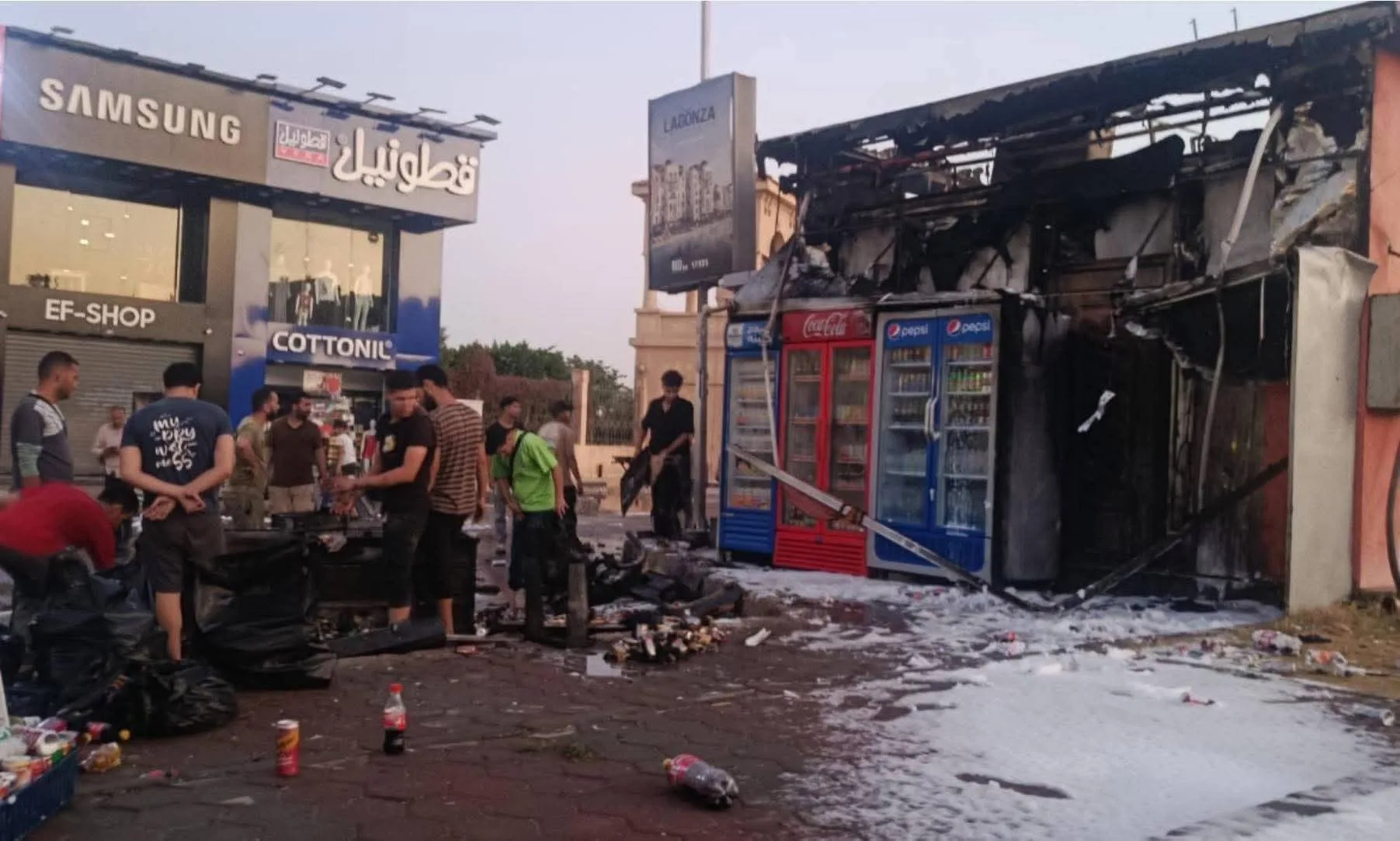 حريق داخل محل بقالة بمدينة العبور.. والإطفاء يحاصر النيران قبل انتشارها حريق داخل محل بقالة بمدينة العبور.. والإطفاء يحاصر النيران قبل انتشارها