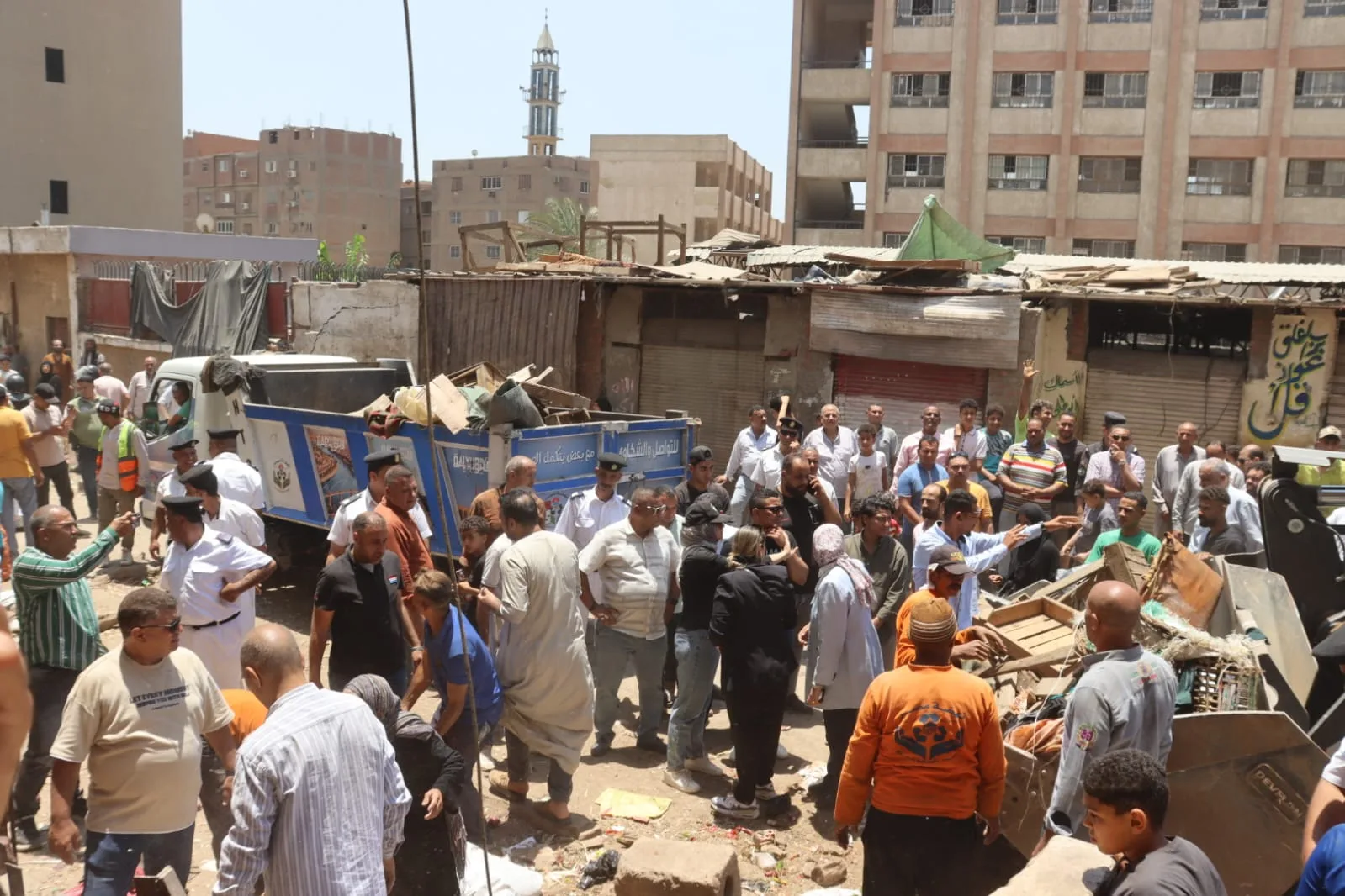 محافظ القليوبية يواصل إزالة إشغالات سوق بهتيم ويشدد على تطوير السوق الحضاري وموقف السيارات