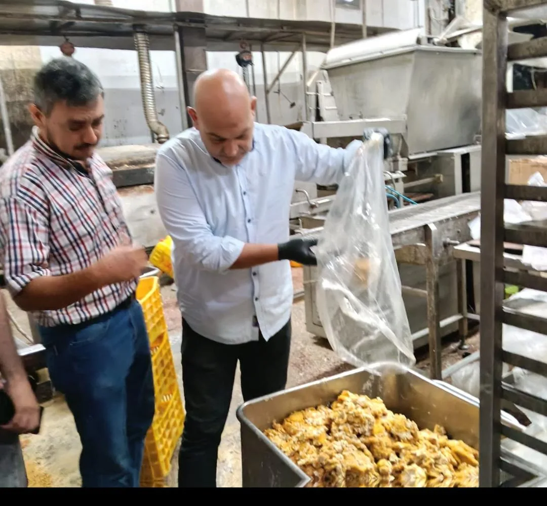 ضربة قوية للأغذية الفاسدة.. ضبط 27 طن مصنعات لحوم ودواجن غير صالحة بالقليوبية ضربة قوية للأغذية الفاسدة.. ضبط 27 طن مصنعات لحوم ودواجن غير صالحة بالقليوبية